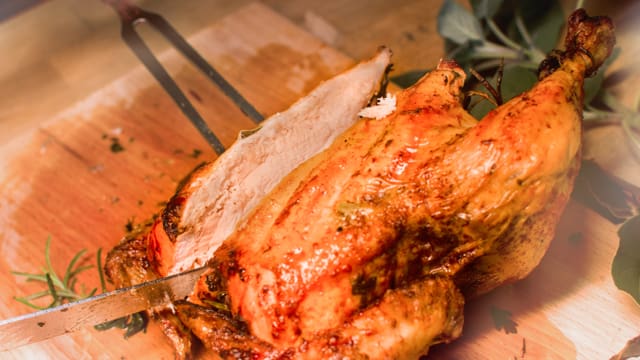 Poulet-Brüste werden entlang des Brustbeins ausgelöst. Poulet-Brüste werden entlang des Brustbeins ausgelöst.