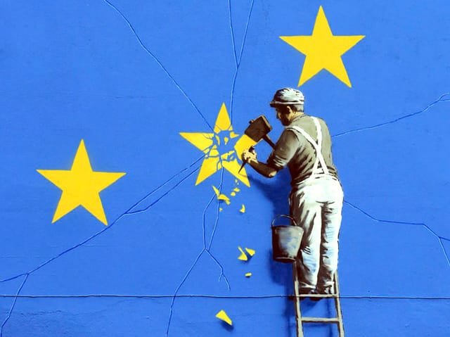 Auf einem Wandgemälde ist ein Mann abgebildet, der einen Stein aus dem Sternenkreis Europas herausmeisselt. Auf einem Wandgemälde ist ein Mann abgebildet, der einen Stein aus dem Sternenkreis Europas herausmeisselt.