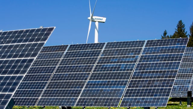 Sollarkollektoren vor einer Windkraftanlage. Sollarkollektoren vor einer Windkraftanlage.