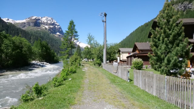 Eine Häuserzeile, nur durch einen Gehweg vom Fluss getrennt. Eine Häuserzeile, nur durch einen Gehweg vom Fluss getrennt.