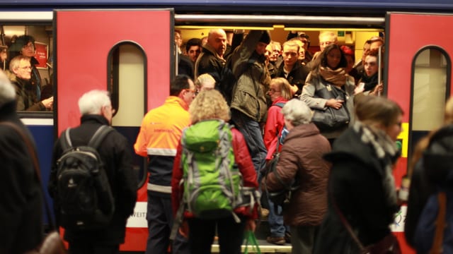 Pendler drängen in einen SBB-Zug Pendler drängen in einen SBB-Zug