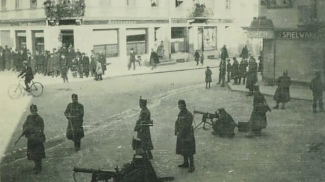 Männer mit Maschinengewehren in Grenchen auf einem öffentlichen Platz. Männer mit Maschinengewehren in Grenchen auf einem öffentlichen Platz.
