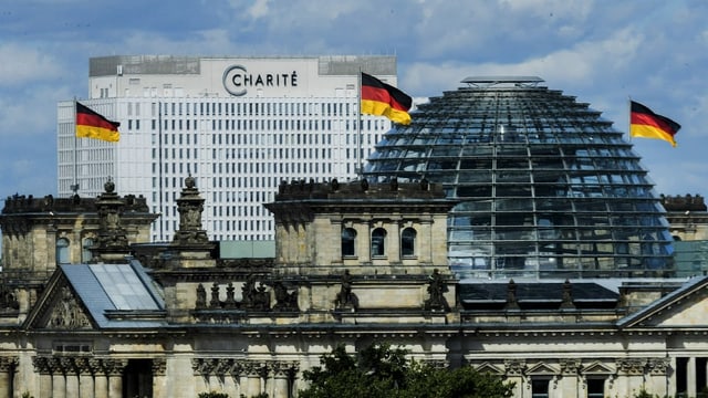 Totale auf den Neubau der Charité mit dem Bundestag im Vordergrund. Totale auf den Neubau der Charité mit dem Bundestag im Vordergrund.