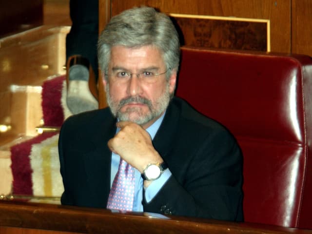 Manuel Marín sitzt in einem Stuhl.
