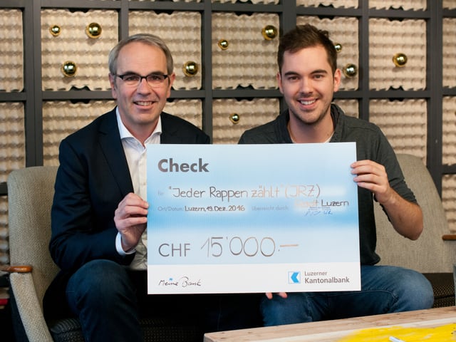 Beat Züsli und Fabio Nay mit einem Check.