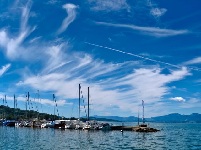 Der Himmel über dem Neuenburgersee zeigt sich im strahlenden blau mit weiss.
