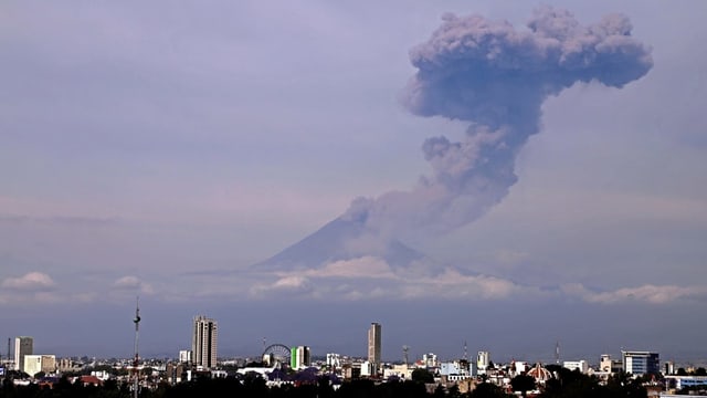 Die Stadt Puebla, im Hintergrund der Popocatepetl Die Stadt Puebla, im Hintergrund der Popocatepetl