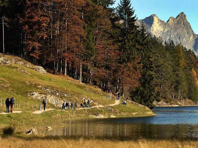 Wandern im Frühherbst ist beliebt. Wandern im Frühherbst ist beliebt.