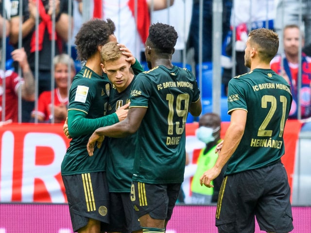 Joshua Kimmich wird für sein Tor von den Kollegen geherzt. Joshua Kimmich wird für sein Tor von den Kollegen geherzt.