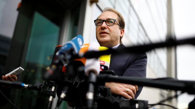 Dobrindt spricht in hingehaltene Mikrofone. Dobrindt spricht in hingehaltene Mikrofone.