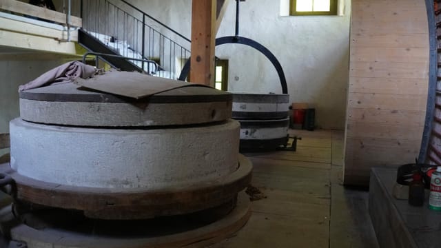 Die Mühlsteine im Innern des Gebäudes. Die Mühlsteine im Innern des Gebäudes.