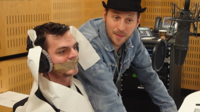 Moderator Robin Rehmann wird von der Band Beatsteaks gefesselt Moderator Robin Rehmann wird von der Band Beatsteaks gefesselt