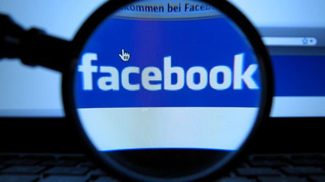 Eine Lupe vor einem Bildschirm, auf dem Facebook steht. Eine Lupe vor einem Bildschirm, auf dem Facebook steht.