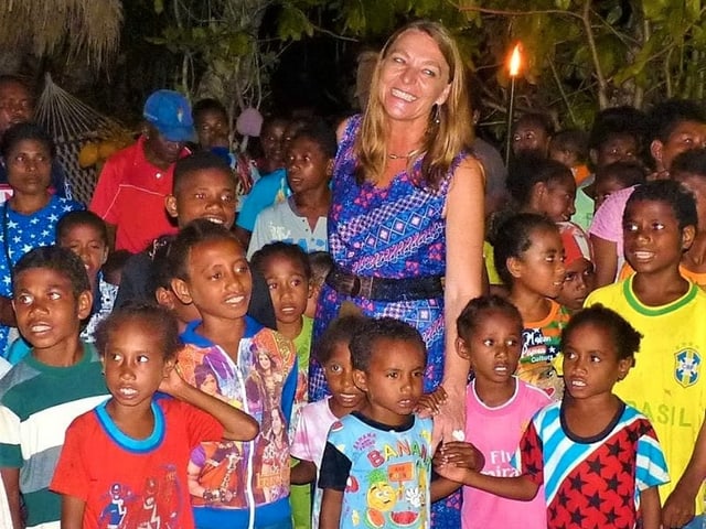 Maya Hadorn mit Kindern. Maya Hadorn mit Kindern.