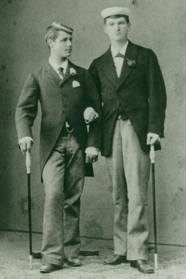 Man sieht Paul und Fritz Sarasin als Zofingerstudenten. Man sieht Paul und Fritz Sarasin als Zofingerstudenten.