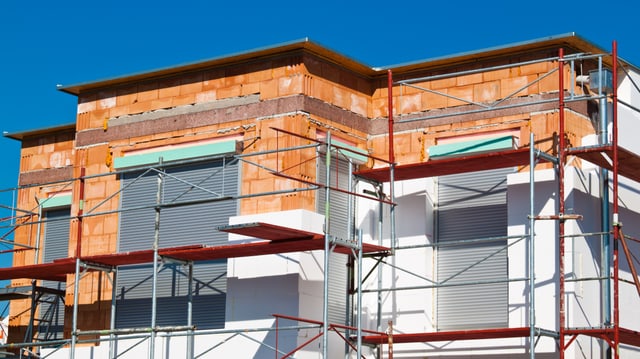 Haus mit Gerüsten, das saniert wird Haus mit Gerüsten, das saniert wird