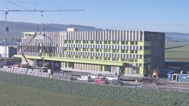 Haus, daneben ein Kran Haus, daneben ein Kran