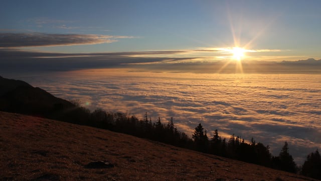 Sonnenaufgang auf der Hasenmatt mit Blick auf das Nebelmeer über dem Mittelland. Sonnenaufgang auf der Hasenmatt mit Blick auf das Nebelmeer über dem Mittelland.