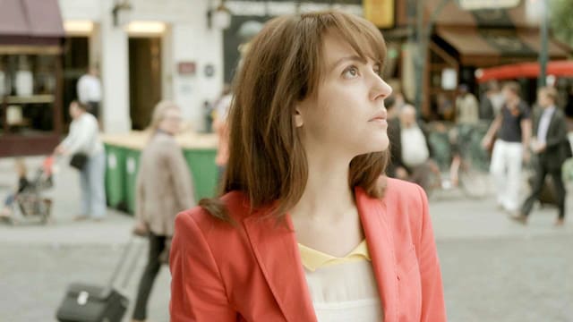 Joan (Monia Chokri) steht im Bahnhof. Joan (Monia Chokri) steht im Bahnhof.
