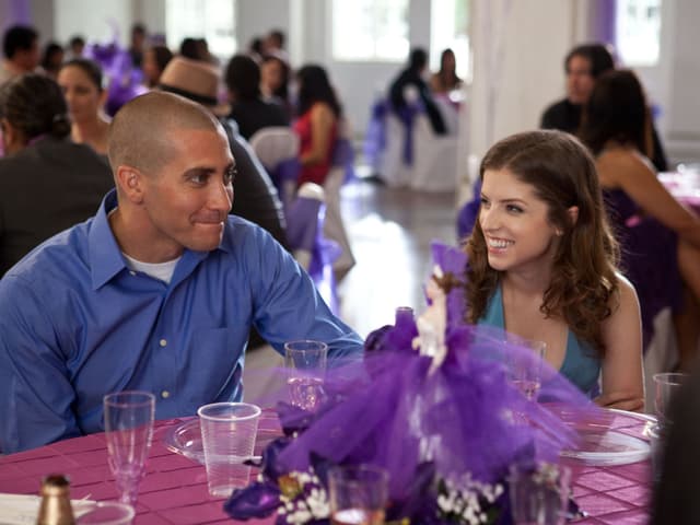 In dieser Filmszene sitzen Jake Gyllenhaal und Anna Kendrick an einem festlich geschmückten Tisch. In dieser Filmszene sitzen Jake Gyllenhaal und Anna Kendrick an einem festlich geschmückten Tisch.