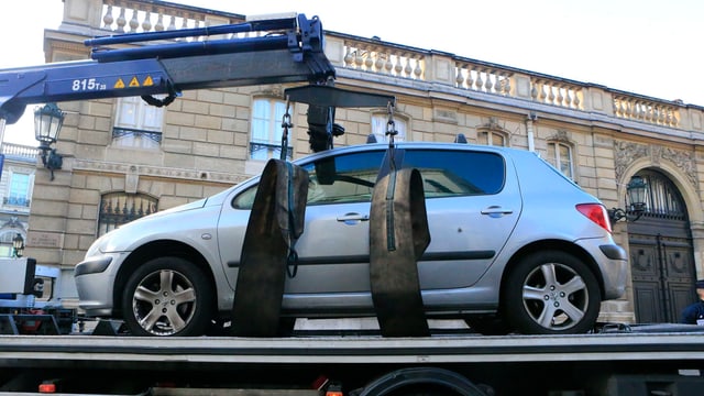 Ein Auto steht auf einer Ladefläche. Ein Auto steht auf einer Ladefläche.