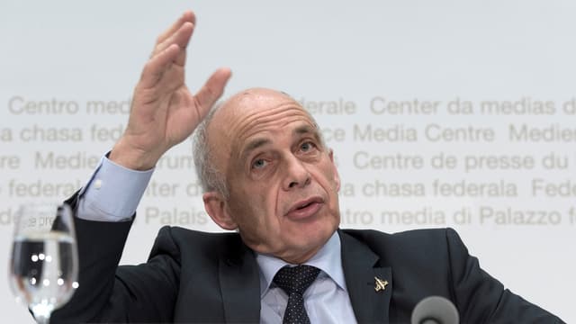 Ueli Maurer gestikuliert mit einer Hand an der Medienkonferenz im Bundesmedienzentrum. Ueli Maurer gestikuliert mit einer Hand an der Medienkonferenz im Bundesmedienzentrum.