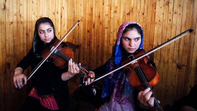 Diese afghanischen Mädchen lernen Geige. Diese afghanischen Mädchen lernen Geige.