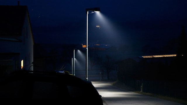 Eine mit LED beleuchtete Kantonsstrasse.