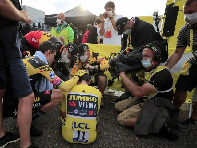 Der am Boden zerstörte Primoz Roglic wird nach dem Zeitfahren von seinen Teamkollegen getröstet. Der am Boden zerstörte Primoz Roglic wird nach dem Zeitfahren von seinen Teamkollegen getröstet.