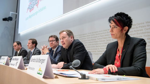 Die Initianten um SVP-Parteipräsiden Albert Rösti (Mitte). Die Initianten um SVP-Parteipräsiden Albert Rösti (Mitte).