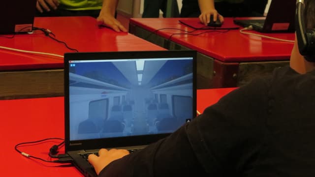 Ein Junge sitzt hinter einem Computer. Ein Junge sitzt hinter einem Computer.
