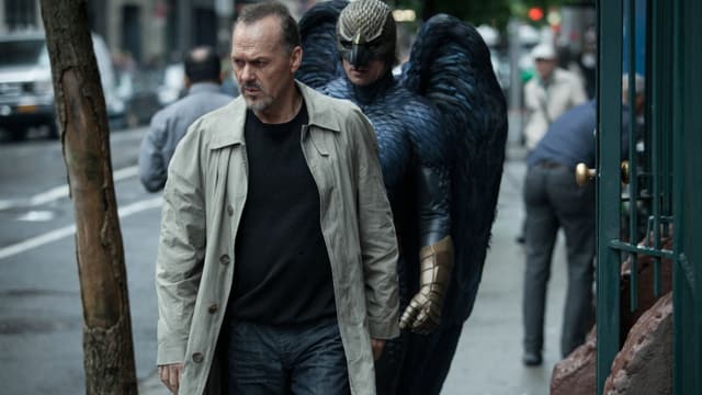 Michael Keaton in Jeans, schwarzem T-Shirt und Trenchcoat. Michael Keaton in Jeans, schwarzem T-Shirt und Trenchcoat.