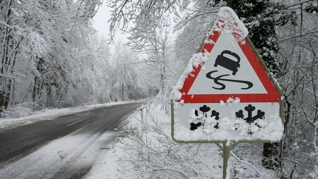 Verkehrsschild vor schneebedeckter Strasse Verkehrsschild vor schneebedeckter Strasse