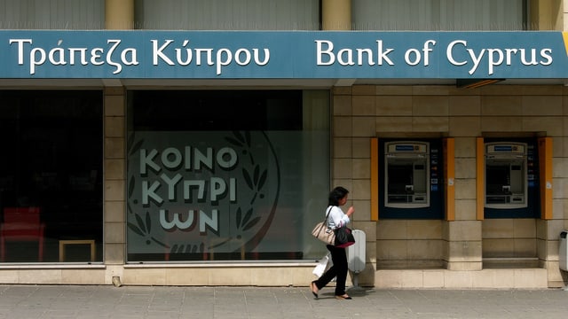 Passantin vor Bank of Cyprus. Passantin vor Bank of Cyprus.