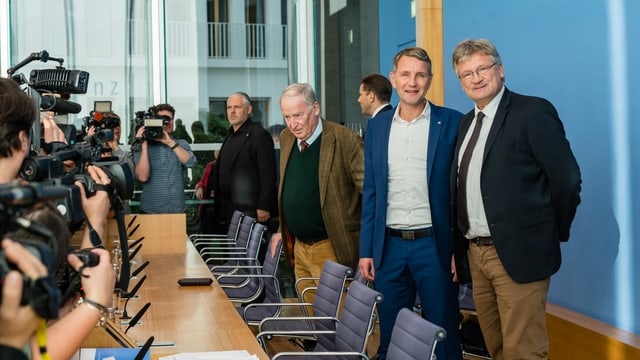 Höcke und Meuthen anlässlich einer Medienkonferenz, daneben steht auch AfD-Doyen Alexander Gauland. Höcke und Meuthen anlässlich einer Medienkonferenz, daneben steht auch AfD-Doyen Alexander Gauland.