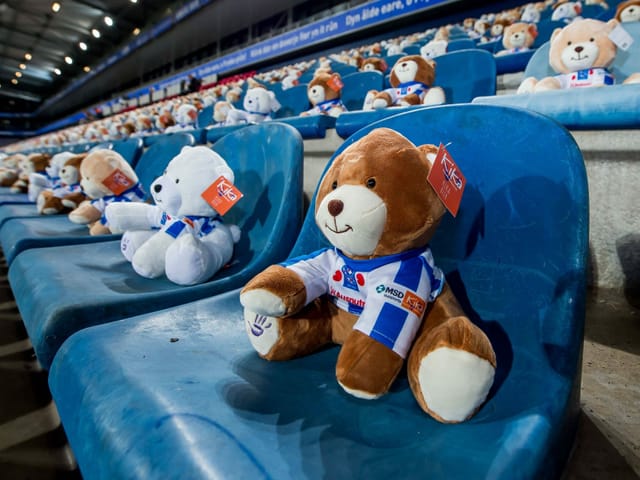 Teddybären statt Zuschauer im Stadion von Heerenveen.
