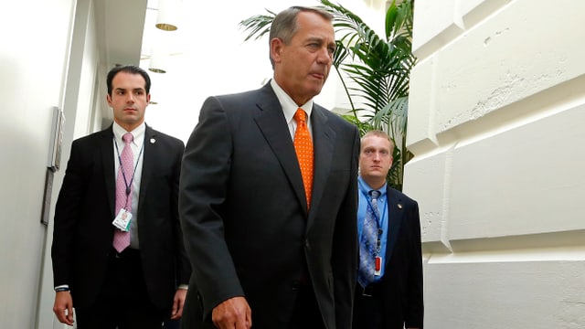 John Boehner, gefolgt von zwei Bodyguards John Boehner, gefolgt von zwei Bodyguards