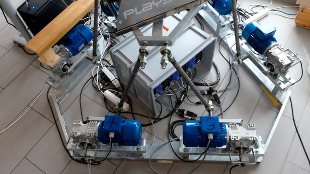Die sechs blauen Elektromotoren des Simulators. Die sechs blauen Elektromotoren des Simulators.