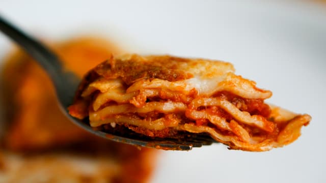Ein Löffel mit Lasagne Ein Löffel mit Lasagne