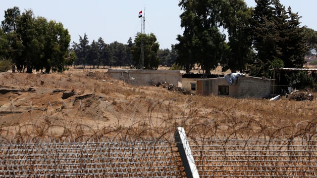 Blick vom annektierten Gebiet auf die syrische Seite des Krisengebiets. Blick vom annektierten Gebiet auf die syrische Seite des Krisengebiets.