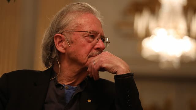 Peter Handke schaut nach links. Peter Handke schaut nach links.