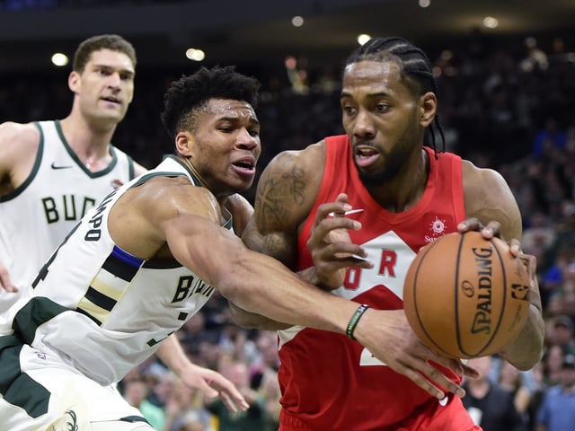 Torontos Kawhi Leonard gegen Milwaukees Giannis Antetokounmpo. Torontos Kawhi Leonard gegen Milwaukees Giannis Antetokounmpo.