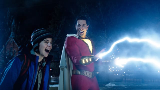 Aus den Fingern von Superheld Shazam schiessen elektrische Blitze. Aus den Fingern von Superheld Shazam schiessen elektrische Blitze.