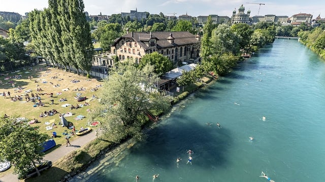 Bern: im Hintergrund das Bundeshaus, im Vordergrund die Aare mit schwimmenden Leuten. Bern: im Hintergrund das Bundeshaus, im Vordergrund die Aare mit schwimmenden Leuten.
