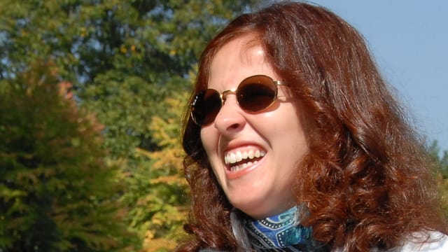 Porträt der blinden Giuseppina Barone mit dunkler Brille. Porträt der blinden Giuseppina Barone mit dunkler Brille.
