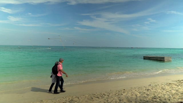zwei Menschen gehen am Strand. zwei Menschen gehen am Strand.