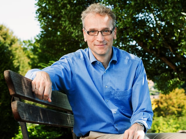 Peter Feenstra blickt in die Kamera. Peter Feenstra blickt in die Kamera.