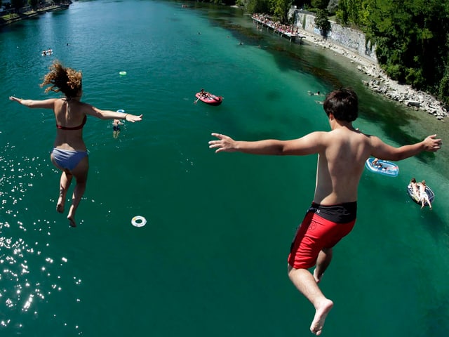 Zwei Jugendliche springen in die Rhone nahe Genf, am 18. August 2012