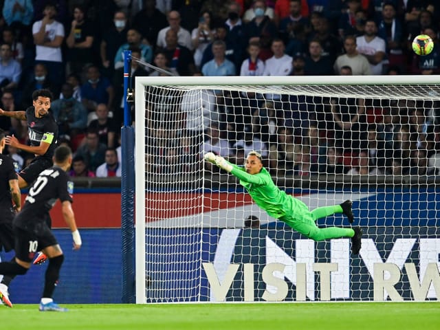 PSG-Goalie Keylor Navas hebt im Duell mit Montpellier ab – und segelt scheinbar deutlich am Ball vorbei. Alles halb so wild, werden sich die Pariser denken, die dank Toren von Idrissa Gueye und Julian Draxler den 8. Liga-Erfolg de suite feiern.