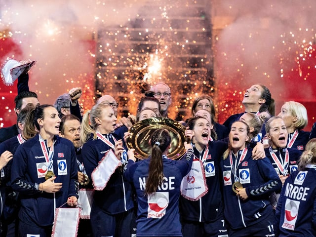 Die norwegische Nationalfrauschaft nach dem Finalsieg über Frankreich. Die norwegische Nationalfrauschaft nach dem Finalsieg über Frankreich.